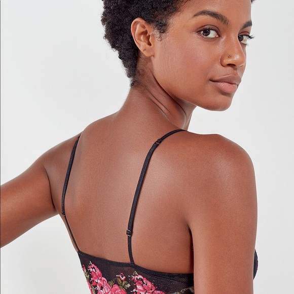 UO OUT FROM UNDER ROSES LACE LONGLINE BRALETTE (S) - Picture 2 of 4